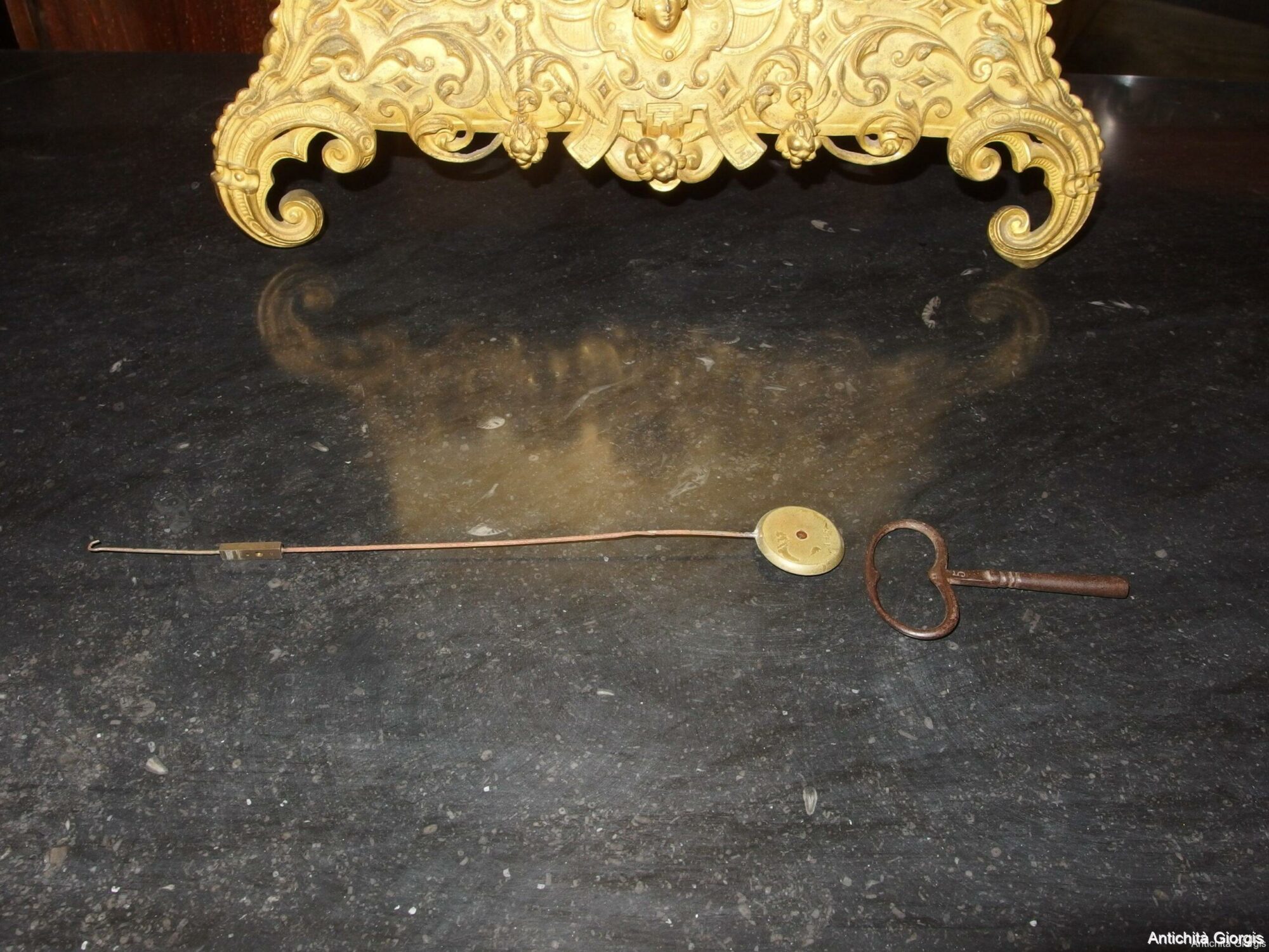 OROLOGIO IN BRONZO EPOCA 800 - immagine 5