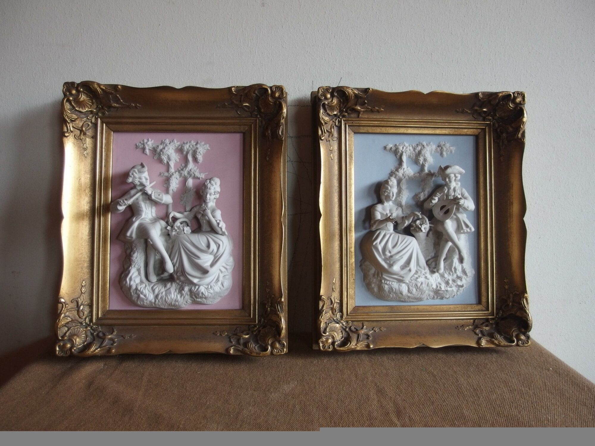 N.DUE QUADRETTI CON BASSORILIEVI IN PORCELLANA BISCUIT FRANCIA