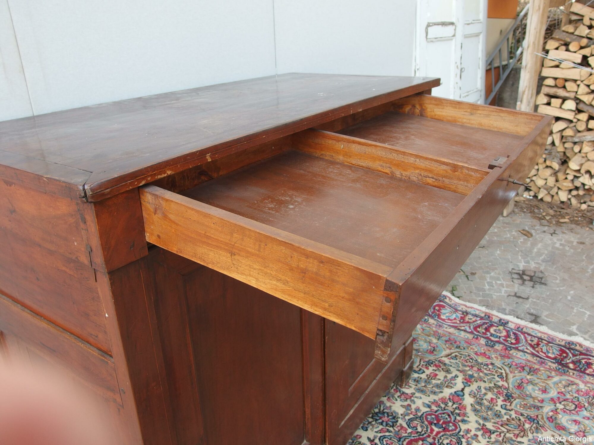 CREDENZA IN NOCE A DUE PORTE E UN CASSETTO EPOCA 800 - immagine 7