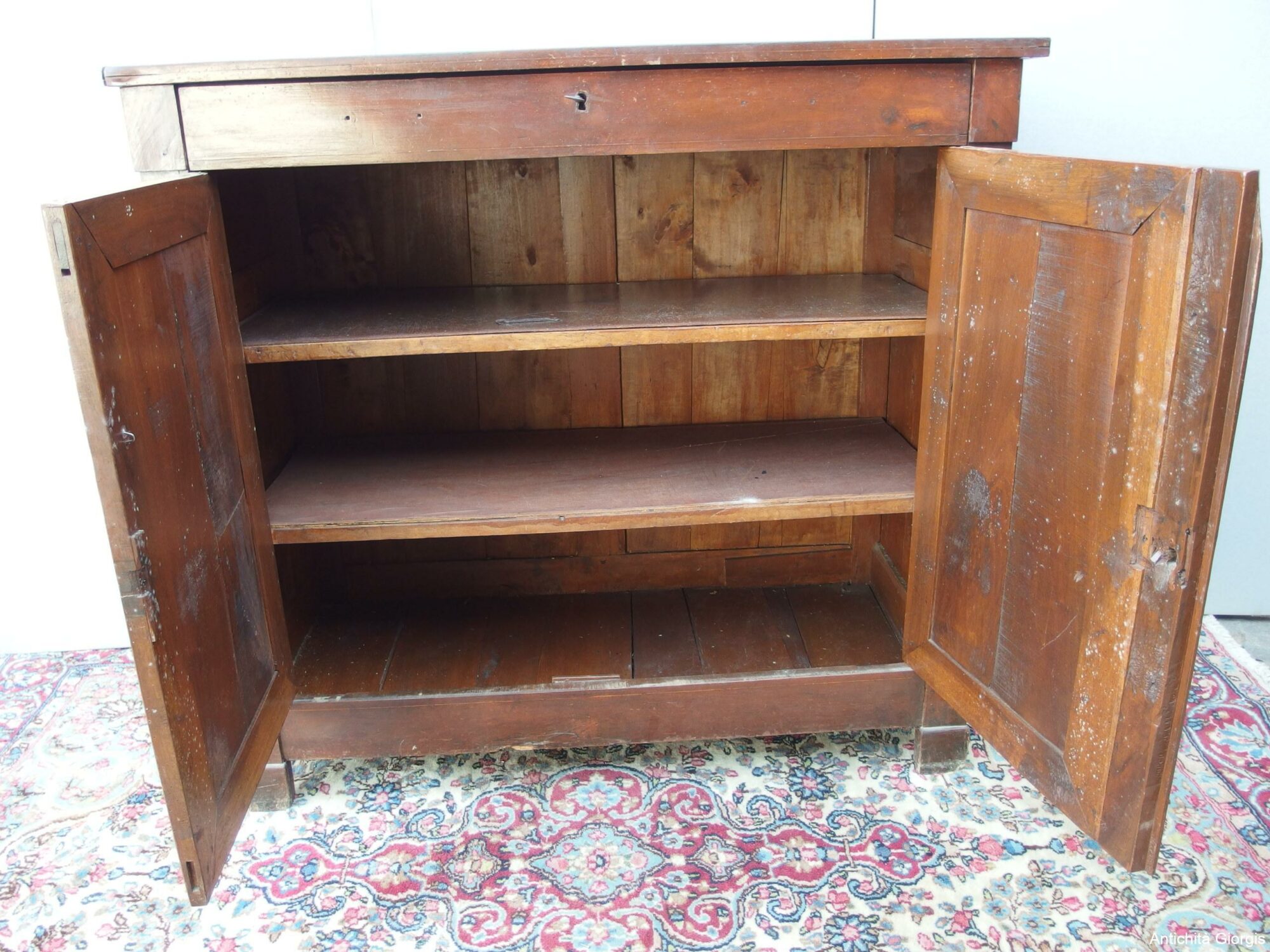 CREDENZA IN NOCE A DUE PORTE E UN CASSETTO EPOCA 800 - immagine 6
