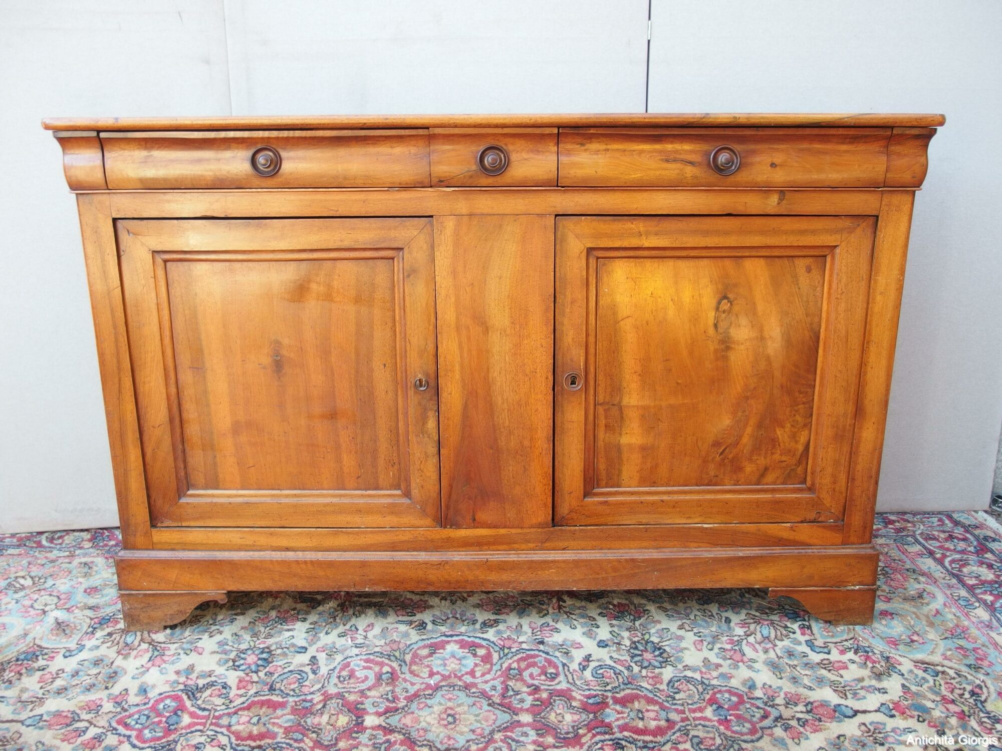 CREDENZA CAPUCCINO A DUE PORTE E TRE CASSETTI IN NOCE FRANCIA