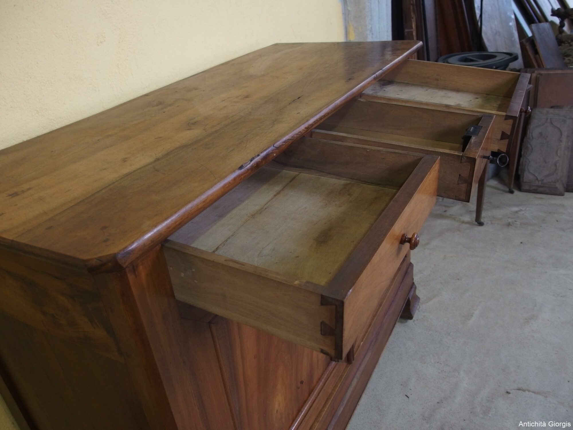CREDENZA IN NOCE A TRE CASSETTI EPOCA 800 - immagine 7