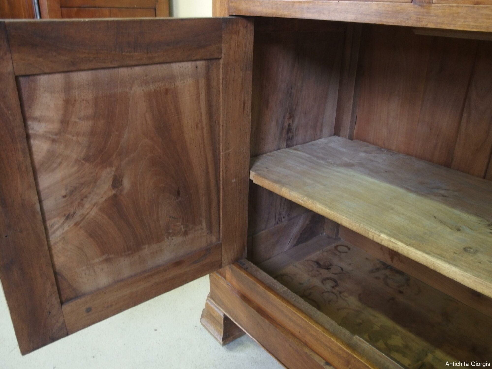 CREDENZA IN NOCE A TRE CASSETTI EPOCA 800 - immagine 11