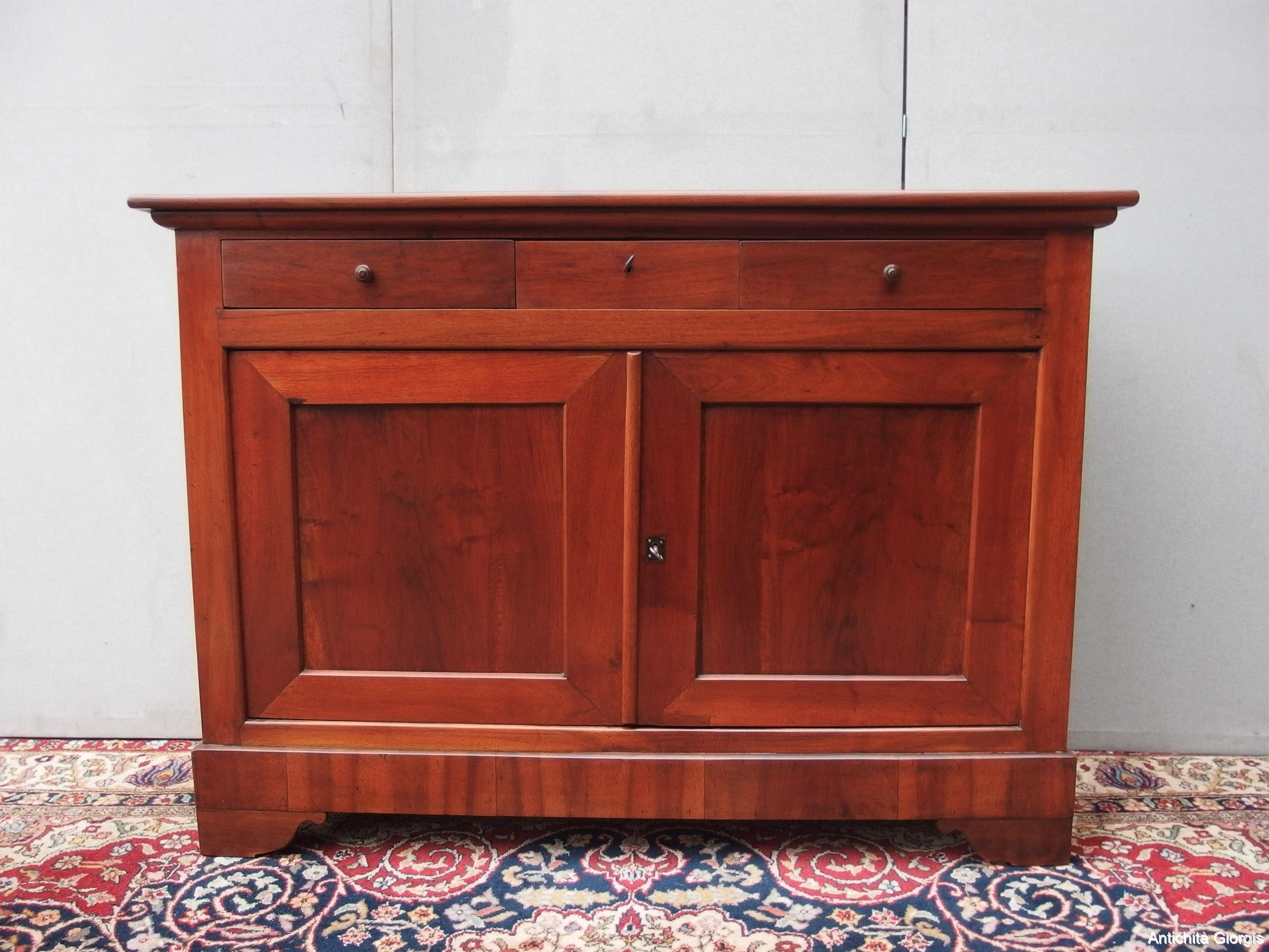 CREDENZA IN NOCE A TRE CASSETTI E DUE PORTE EPOCA 800 RESTAURATA