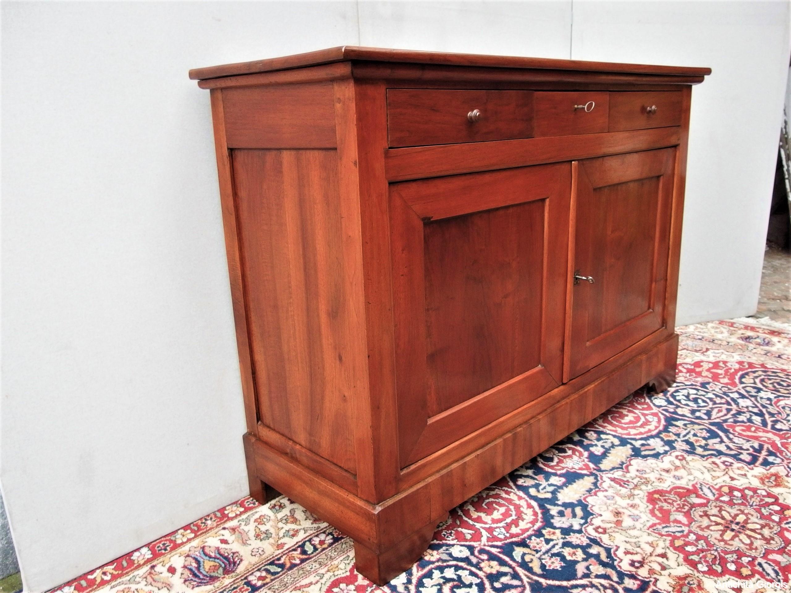 CREDENZA IN NOCE A TRE CASSETTI E DUE PORTE EPOCA 800 RESTAURATA - immagine 5
