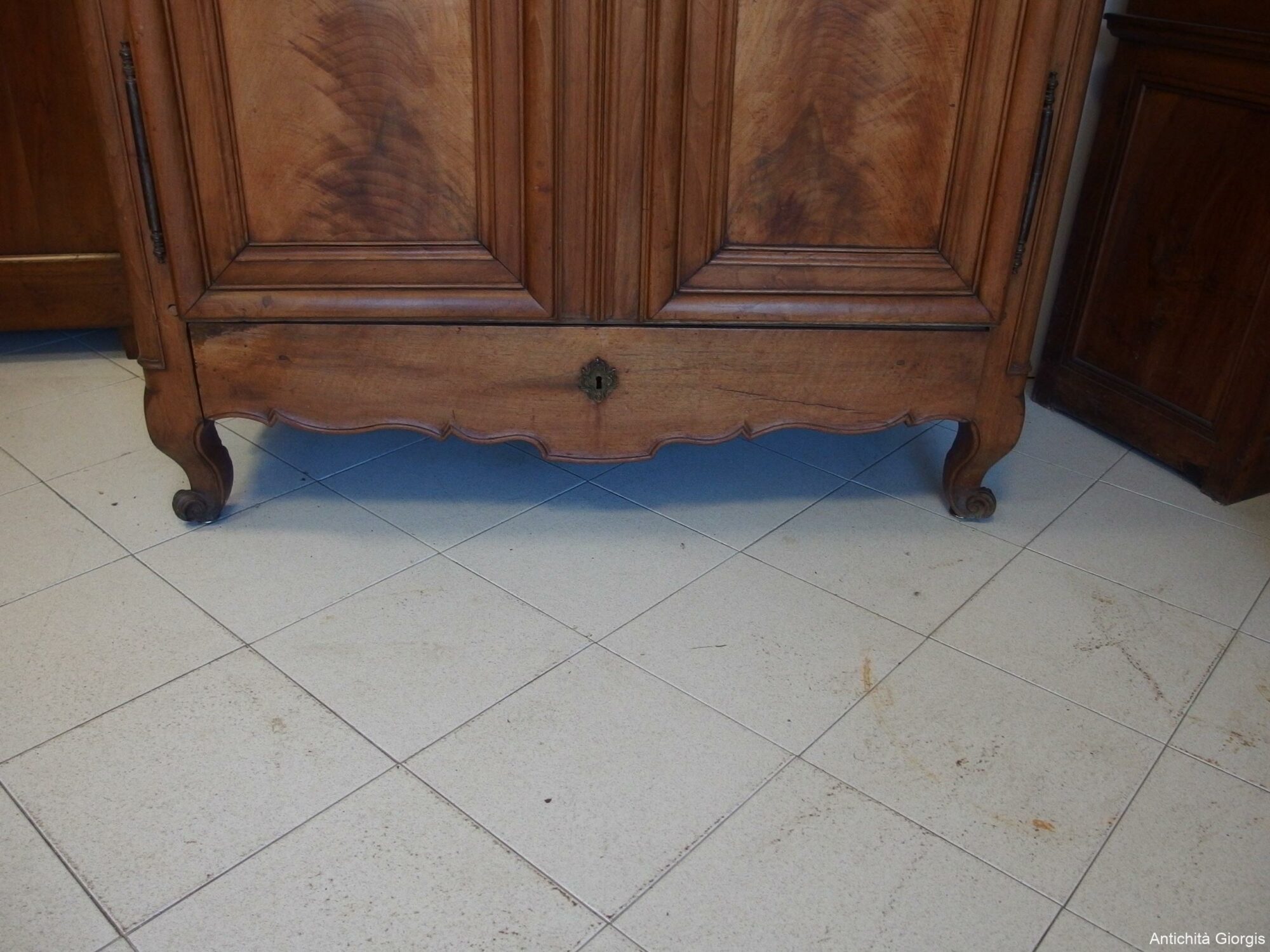 ARMADIO A DUE PORTE RESTAURATO IN NOCE CAPPELLO MOSSO EPOCA 700 FRANCIA - immagine 4