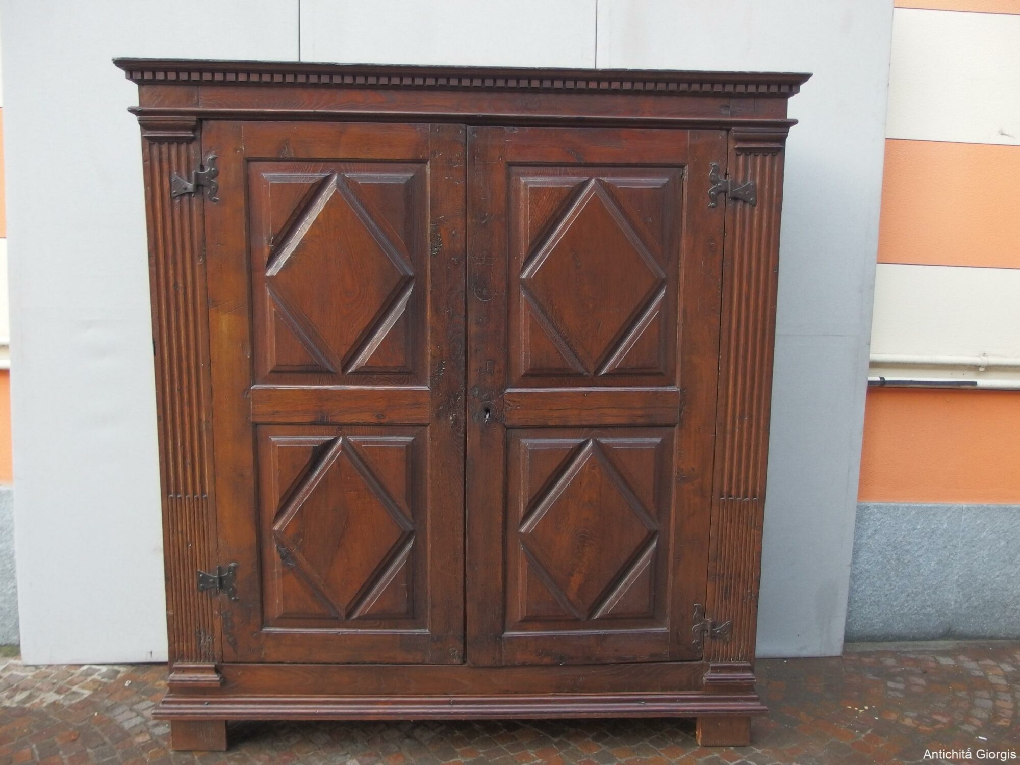 ARMADIO A DUE PORTE RUSTICO DA MONTAGNA EPOCA 700 - immagine 2