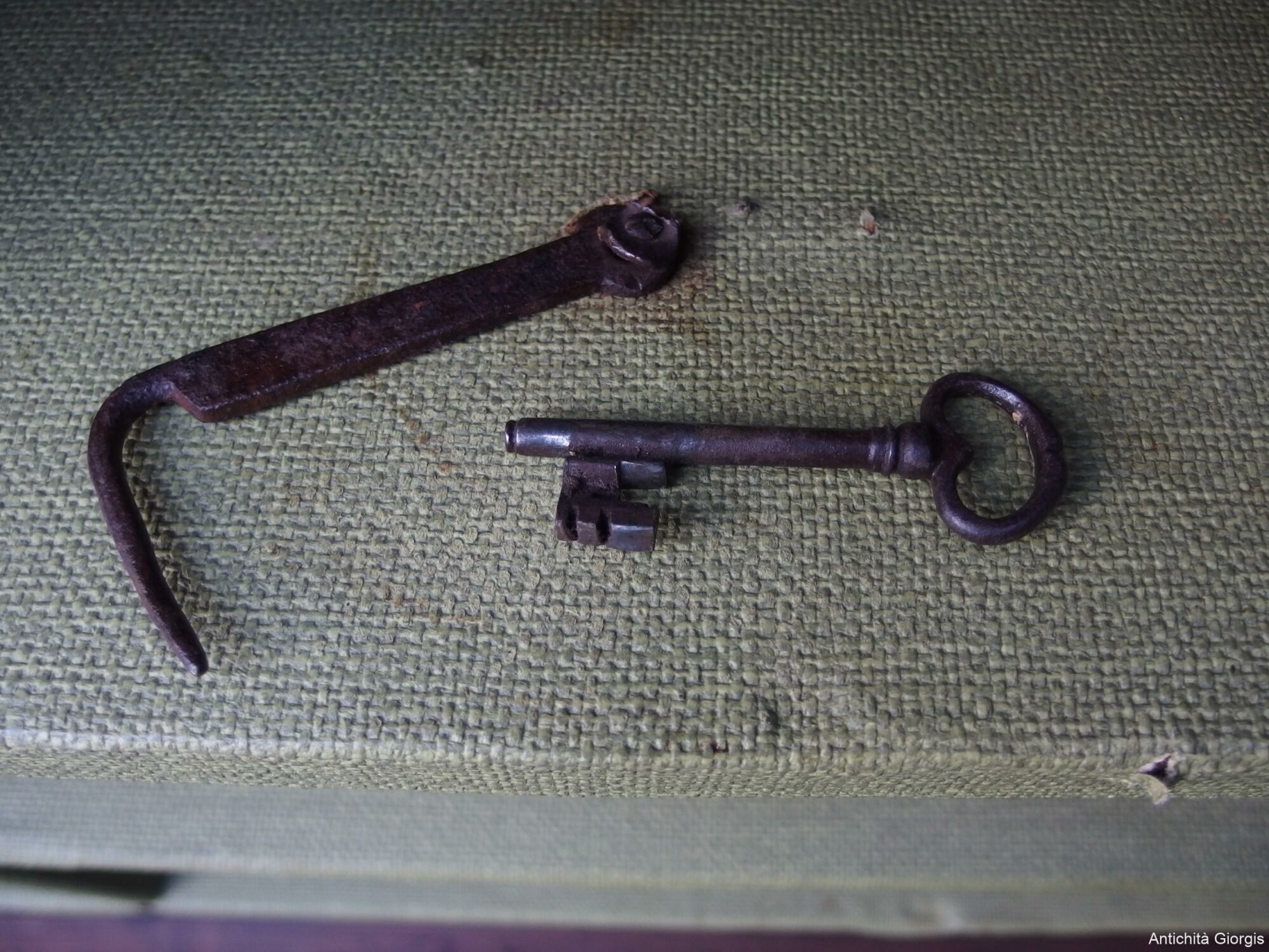 ARMADIO A DUE PORTE RUSTICO DA MONTAGNA EPOCA 700 - immagine 18