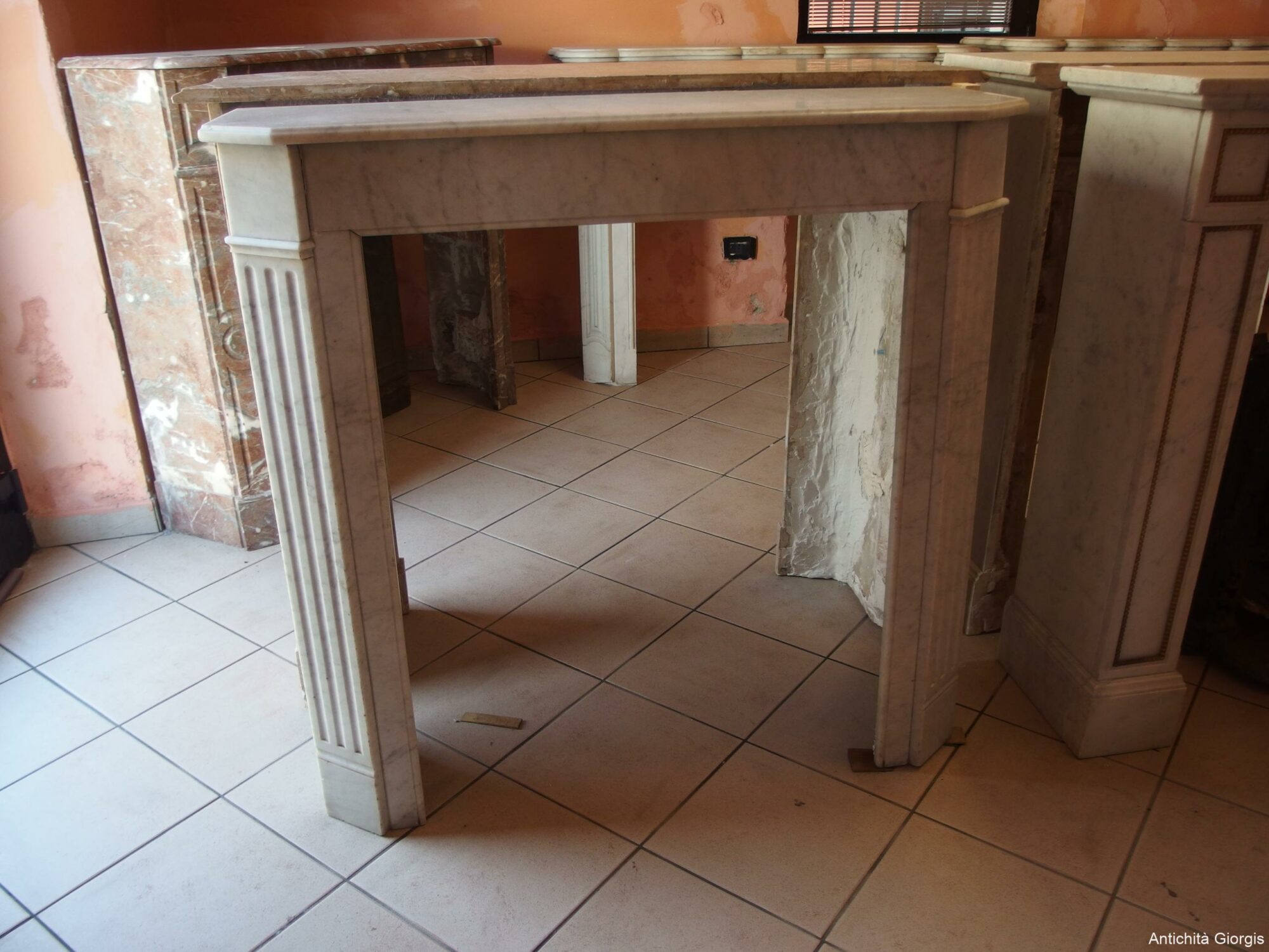 CAMINO PICCOLO NEO CLASSICO BIANCO CARRARA EPOCA FINE 800 FRANCIA - immagine 2