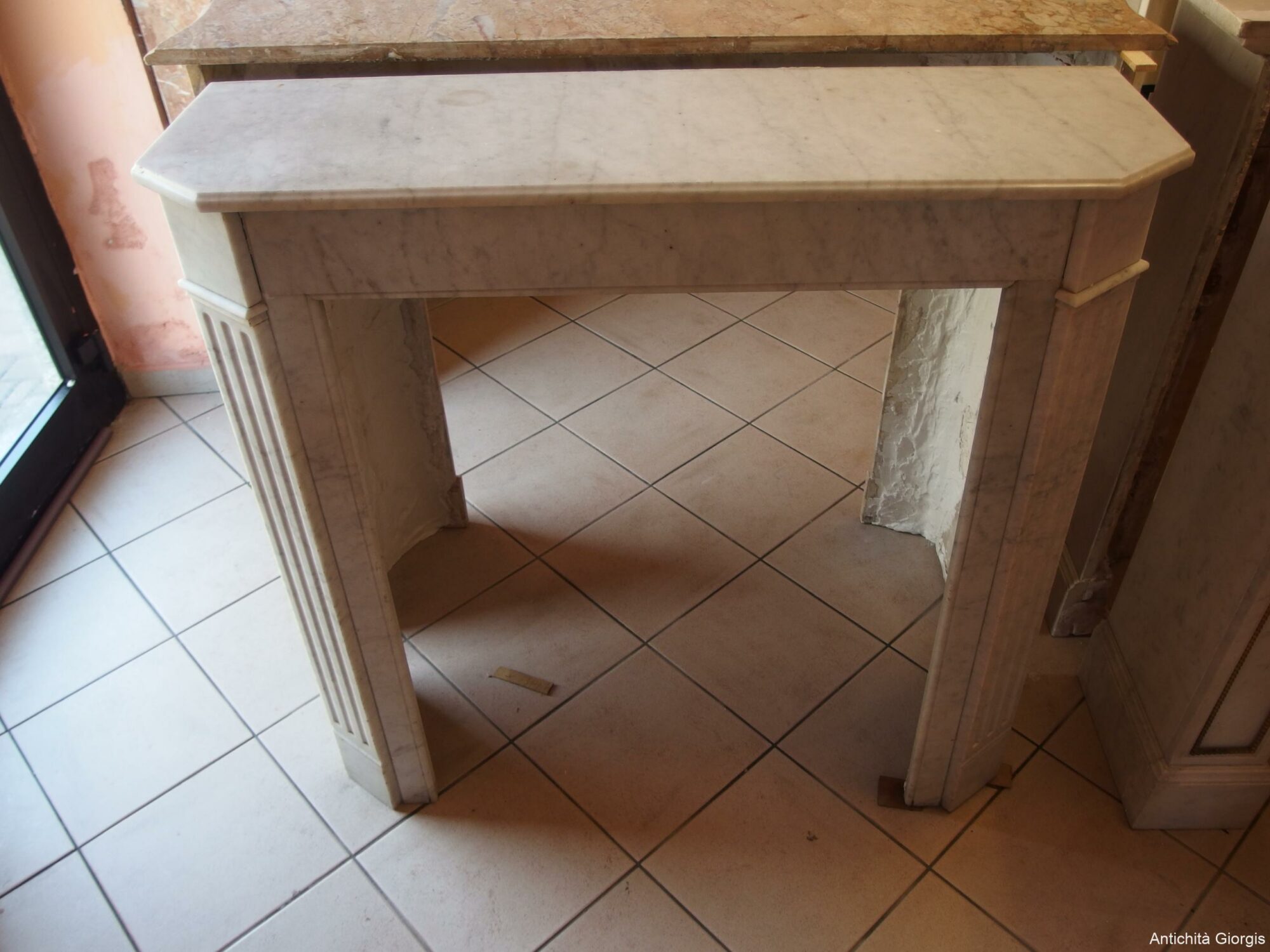 CAMINO PICCOLO NEO CLASSICO BIANCO CARRARA EPOCA FINE 800 FRANCIA - immagine 3