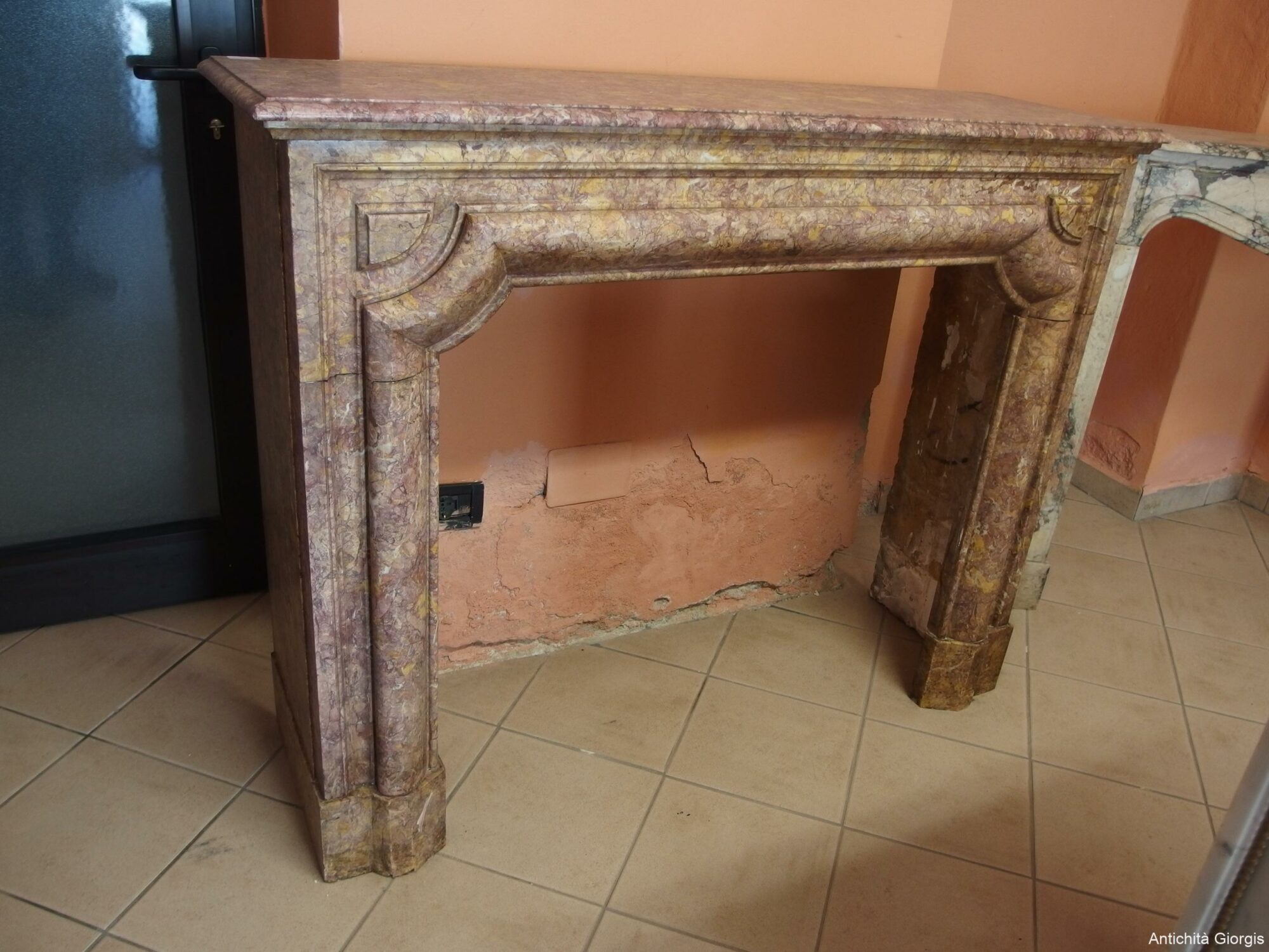 CAMINO IN MARMO COLORE FIOR DI PESCO EPOCA FINE 800 FRANCIA