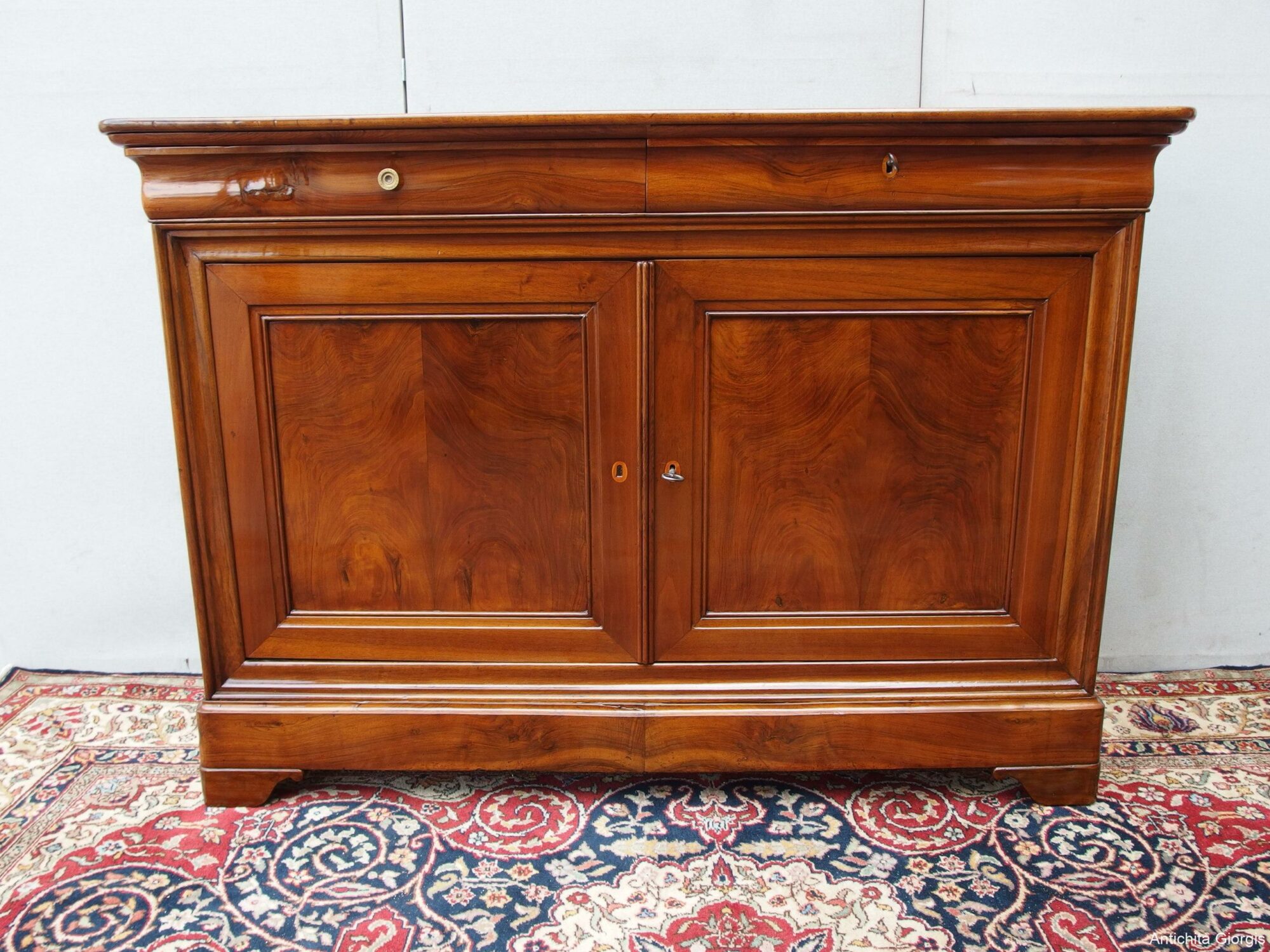 GRANDE CREDENZA A DUE PORTE IN NOCE CAPUCCINO RESTAURATA EPOCA 800 RESTAURATA