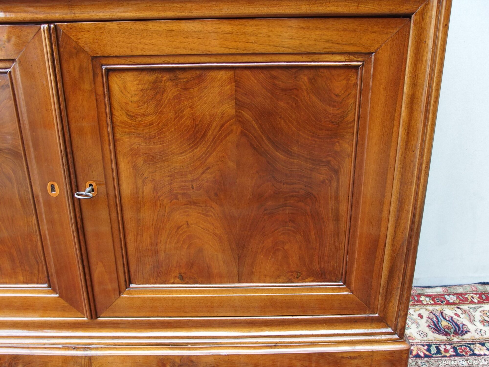 GRANDE CREDENZA A DUE PORTE IN NOCE CAPUCCINO RESTAURATA EPOCA 800 RESTAURATA - immagine 4