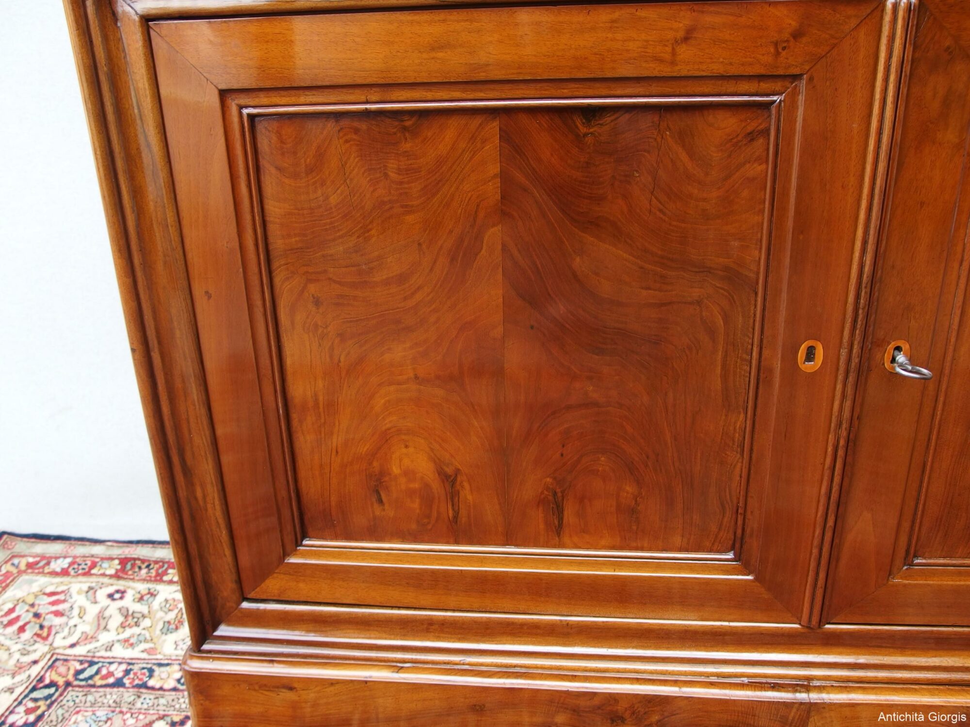 GRANDE CREDENZA A DUE PORTE IN NOCE CAPUCCINO RESTAURATA EPOCA 800 RESTAURATA - immagine 5