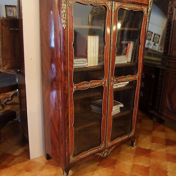 LIBRERIA A DUE PORTE LASTRONATA IN LEGNO DI VIOLETTO STILE LUIGI XV EPOCA FINE 700