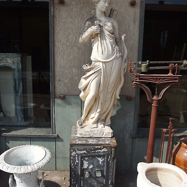 STATUA CON FIGURA FEMMINILE DA GIARDINO IN CEMENTO