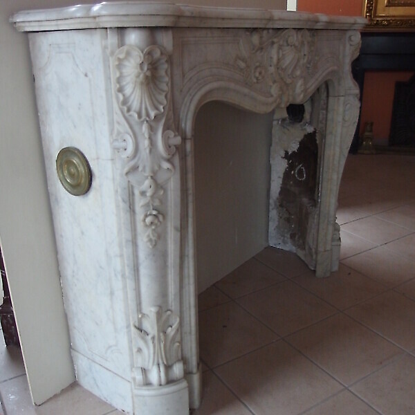 CAMINO IN MARMO BIANCO DI CARRARA SCOLPITO STILE LUIGI XV FRANCIA