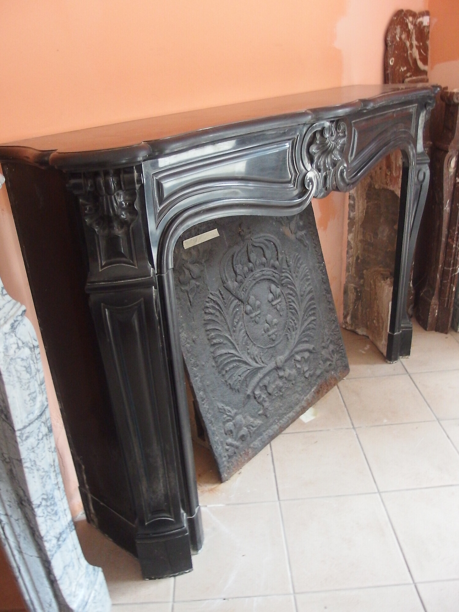 Camino in marmo nero stile Luigi xv Francia