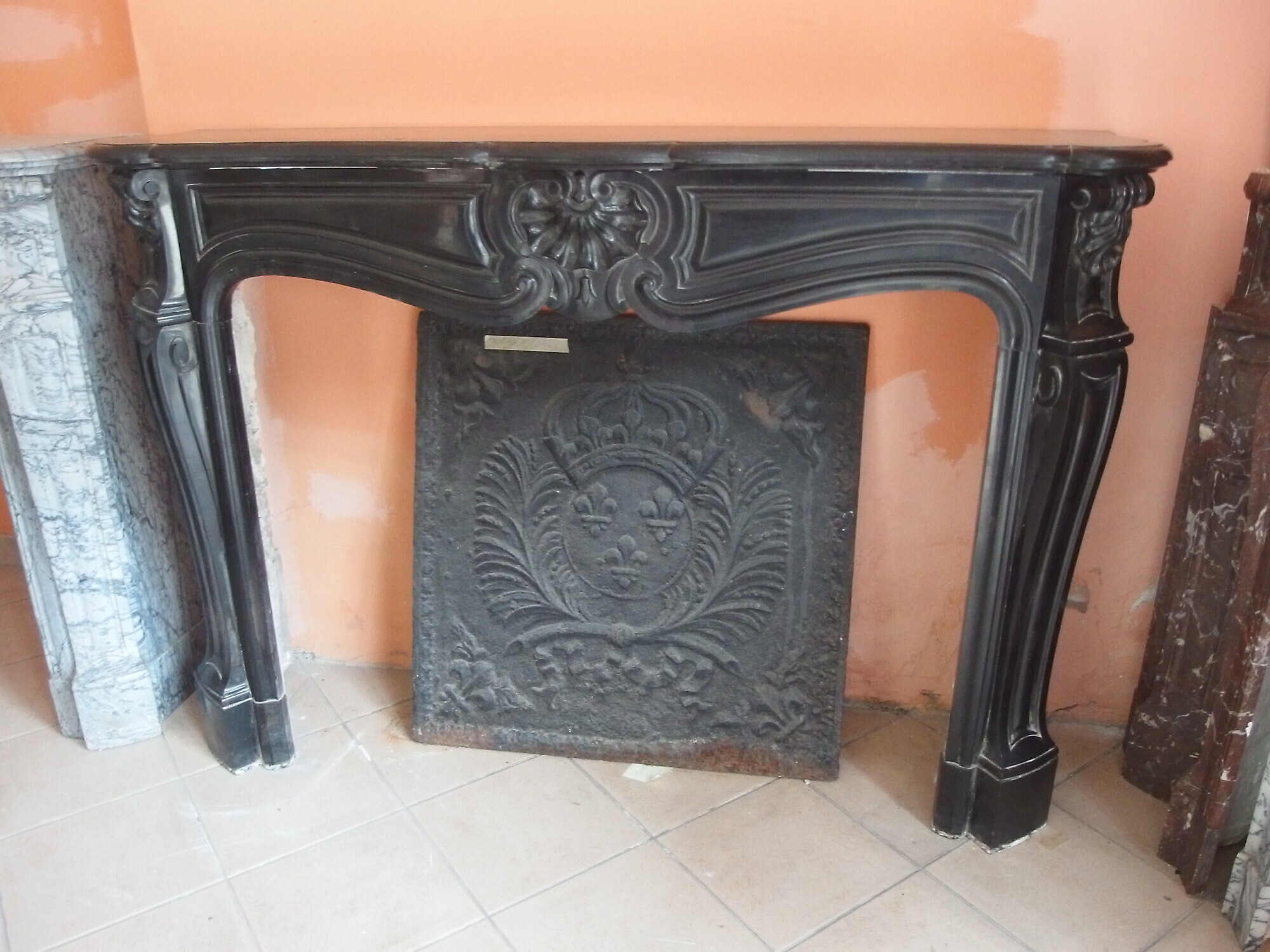 Camino in marmo nero stile Luigi xv Francia