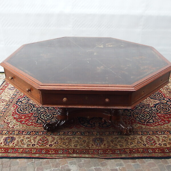 GRANDE TAVOLO DI FORMA OTTAGONALE IN ROVERE CON CASSETTI DA RAPPRESENTAZA EPOCA 800
