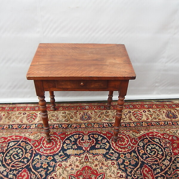 PICCOLO TAVOLO SCRITTOIO IN NOCE CON CASSETTO EPOCA 800