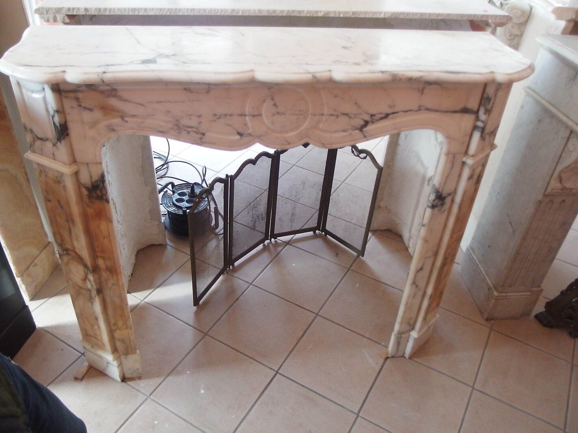 CAMINO SEMPLICE IN MARMO DI CARRARA VENATO FRANCIA