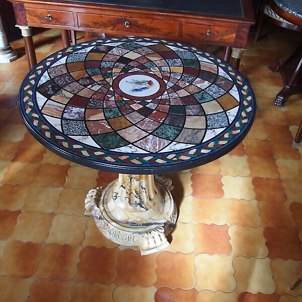 TAVOLO ROTONDO IN MARMO INTARSIATO CON GAMBA CENTRALE EPOCA PRIMI 900