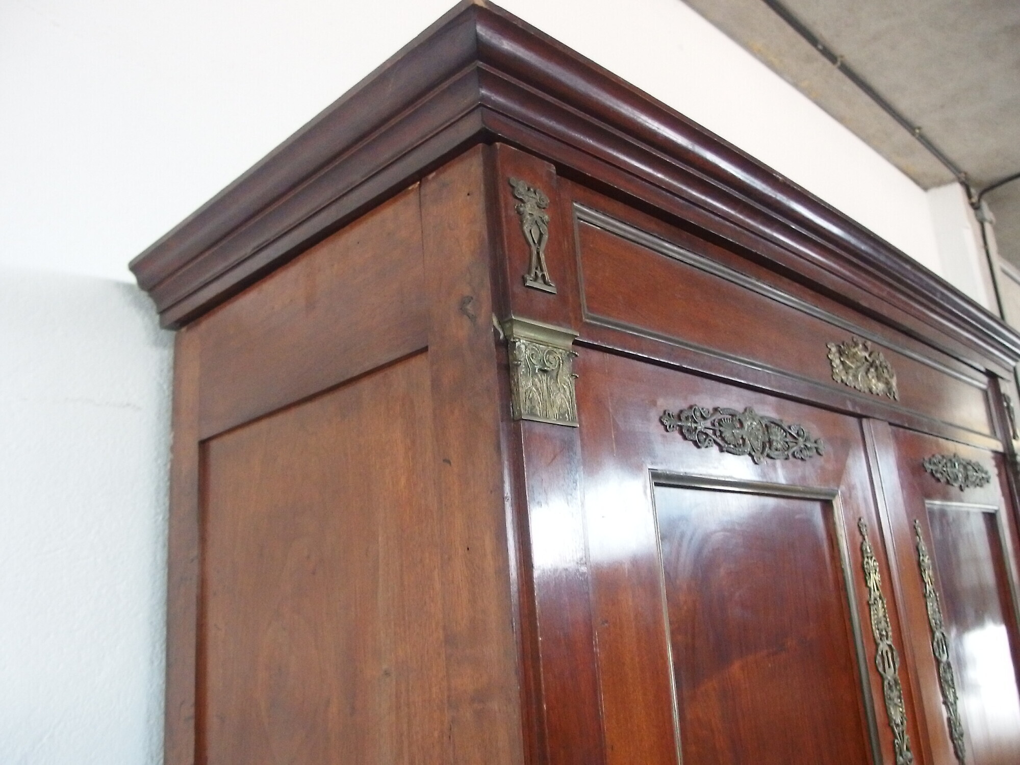 ARMADIO IN NOCE A DUE PORTE STILE IMPERO CON BRONZI EPOCA PRIMI 800 FRANCIA