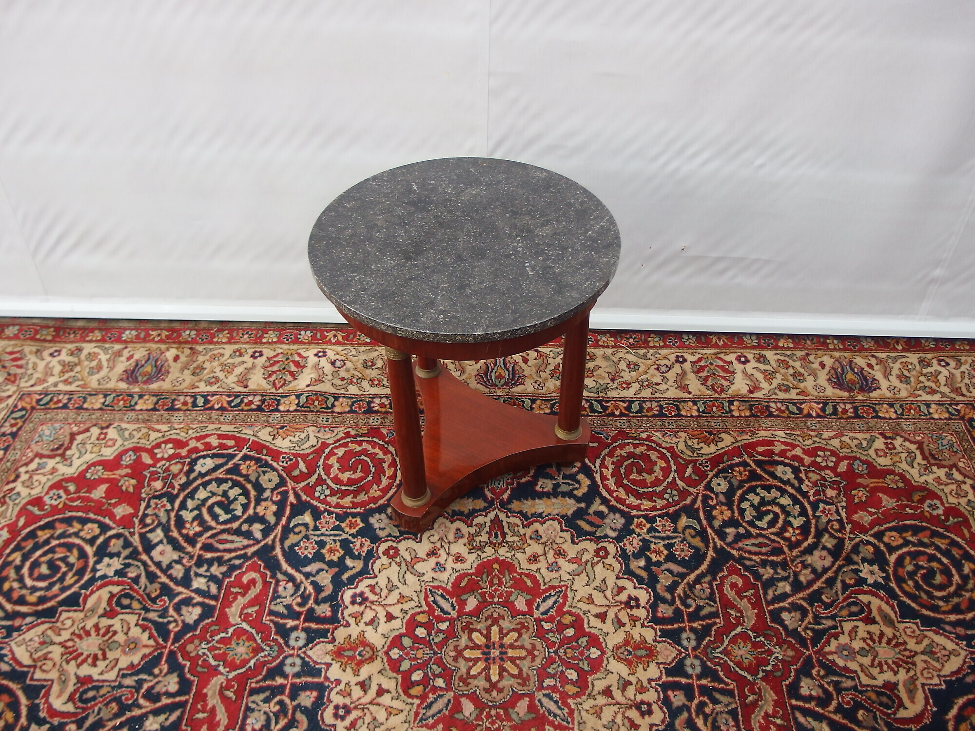 TAVOLINO IN MOGANO CON COLONNE STILE IMPERO EPOCA 900