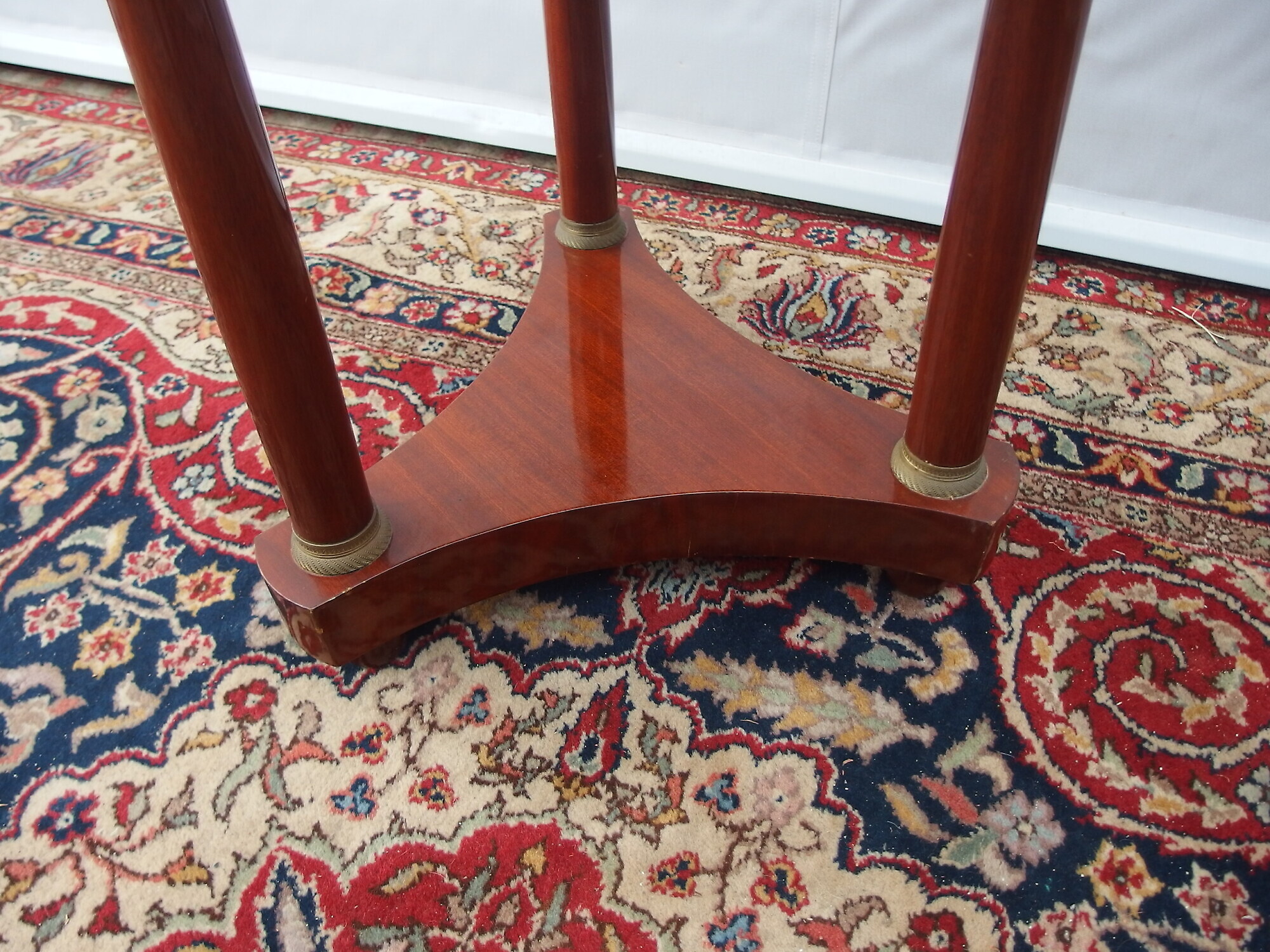 TAVOLINO IN MOGANO CON COLONNE STILE IMPERO EPOCA 900