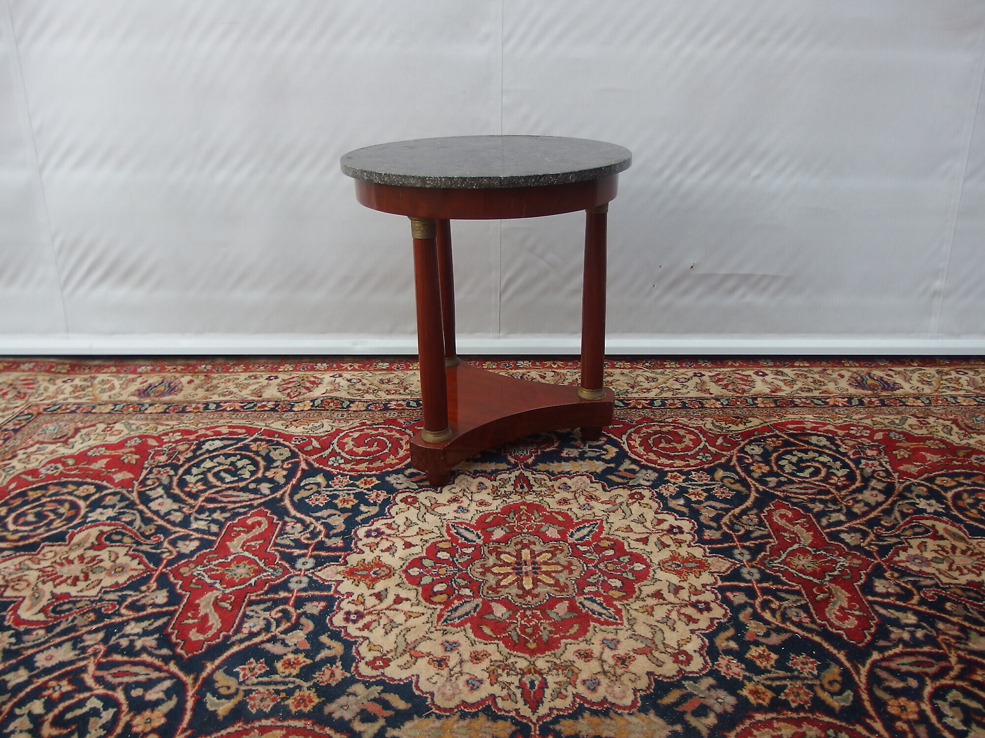 TAVOLINO IN MOGANO CON COLONNE STILE IMPERO EPOCA 900