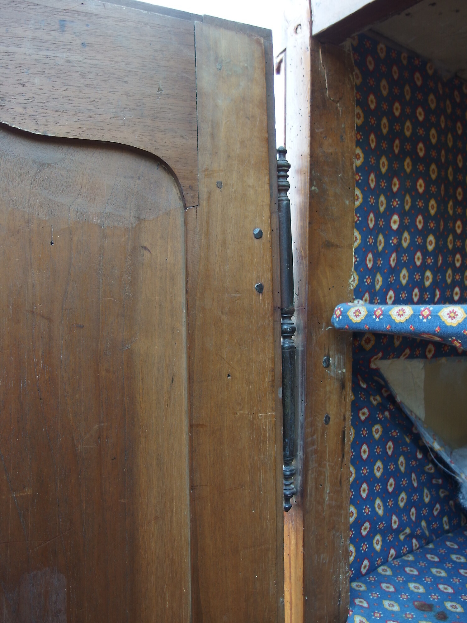 ARMADIO A DUE PORTE IN NOCE STILE PROVENZALE EPOCA 800 FRANCIA