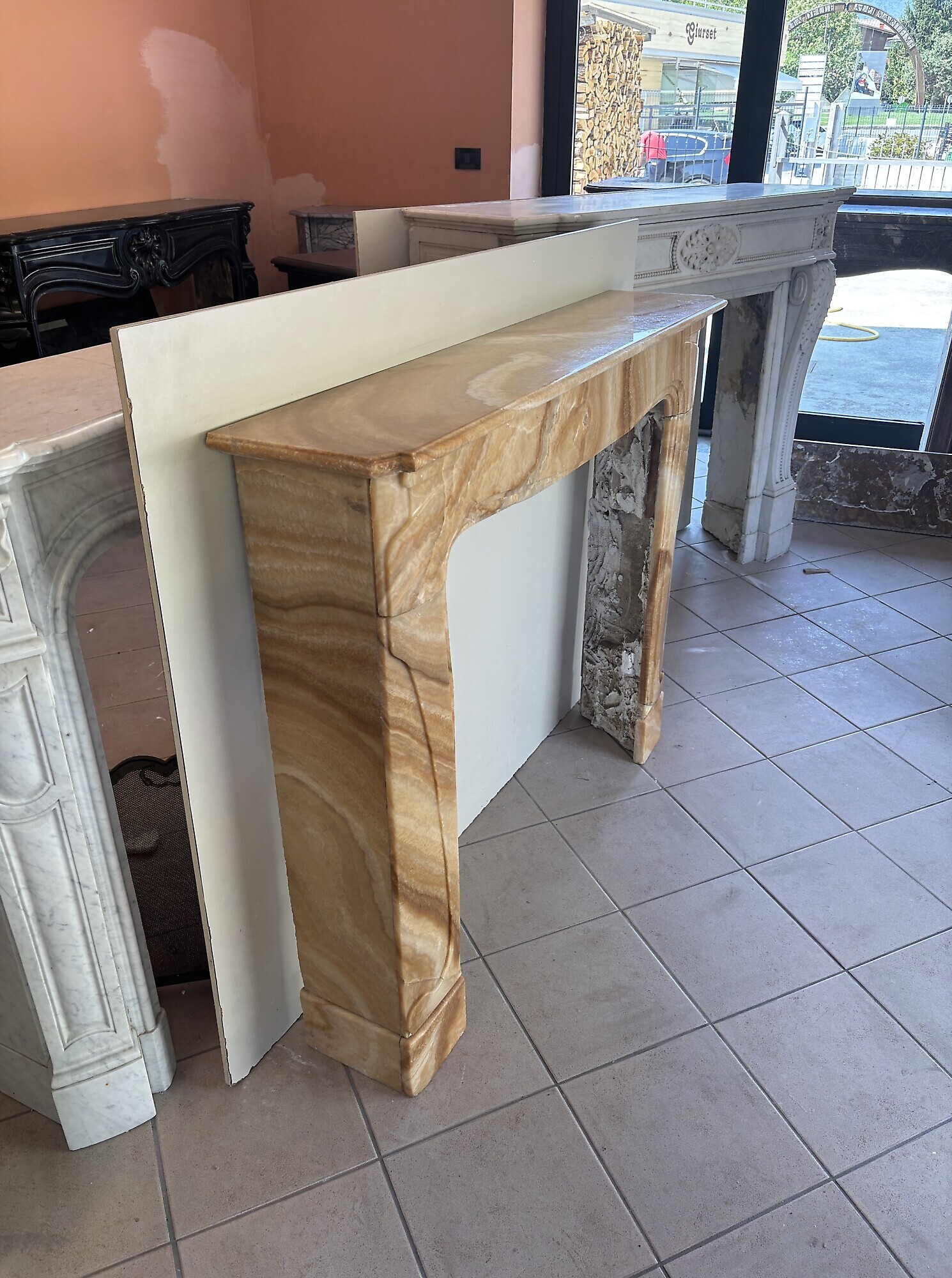 CAMINO IN MARMO ONICE MIELATO STILE DECO’ FRANCIA