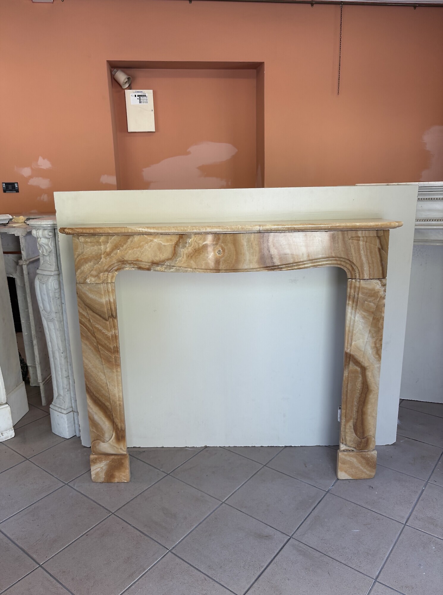 CAMINO IN MARMO ONICE MIELATO STILE DECO’ FRANCIA