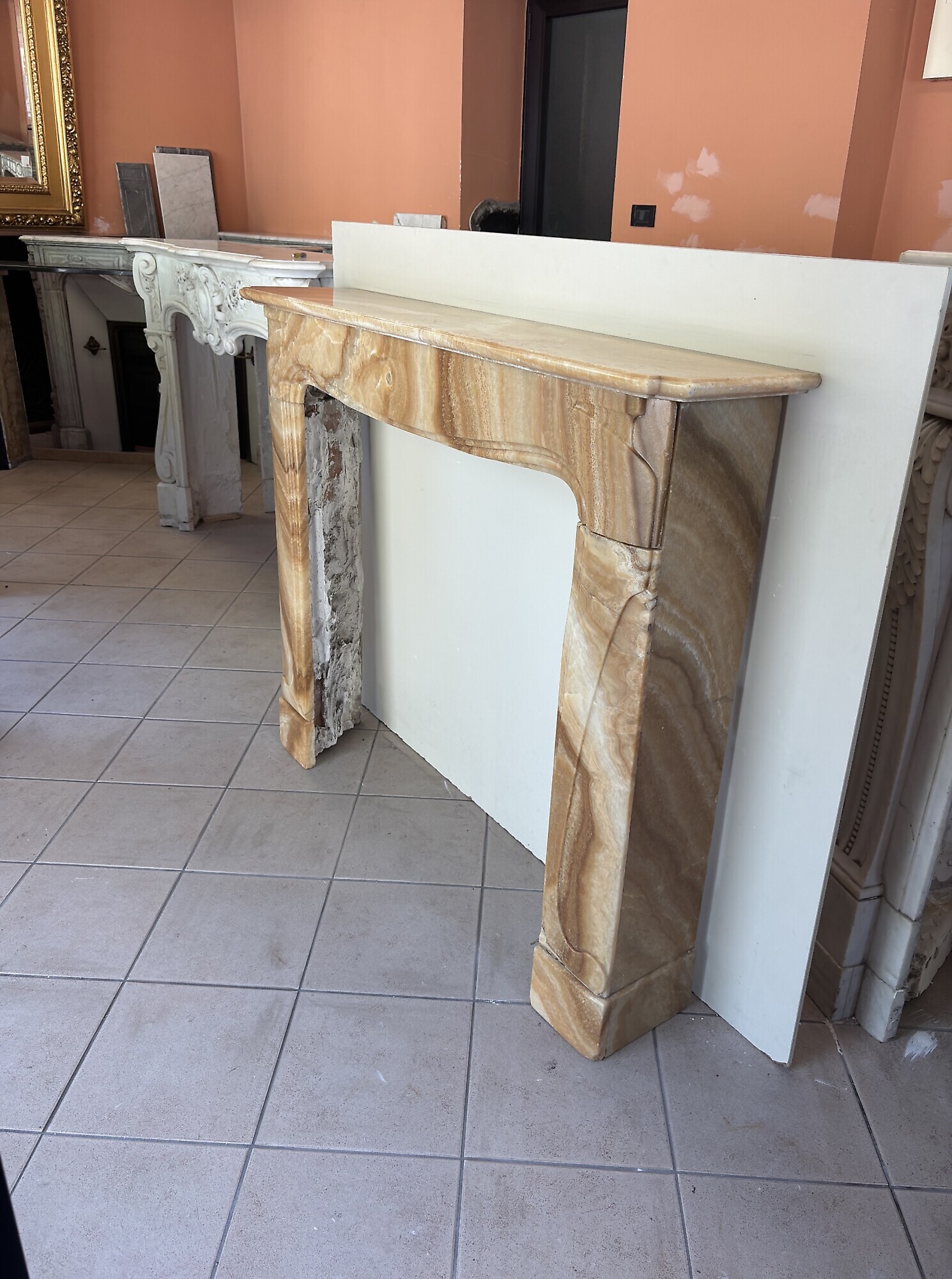 CAMINO IN MARMO ONICE MIELATO STILE DECO’ FRANCIA